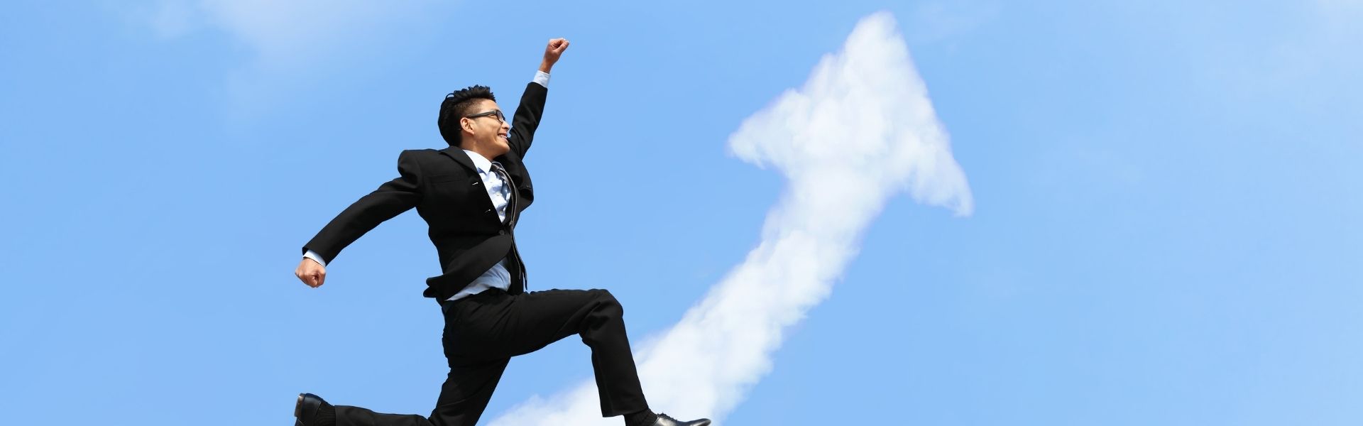 Homem voando na nuvem em forma de seta para cima