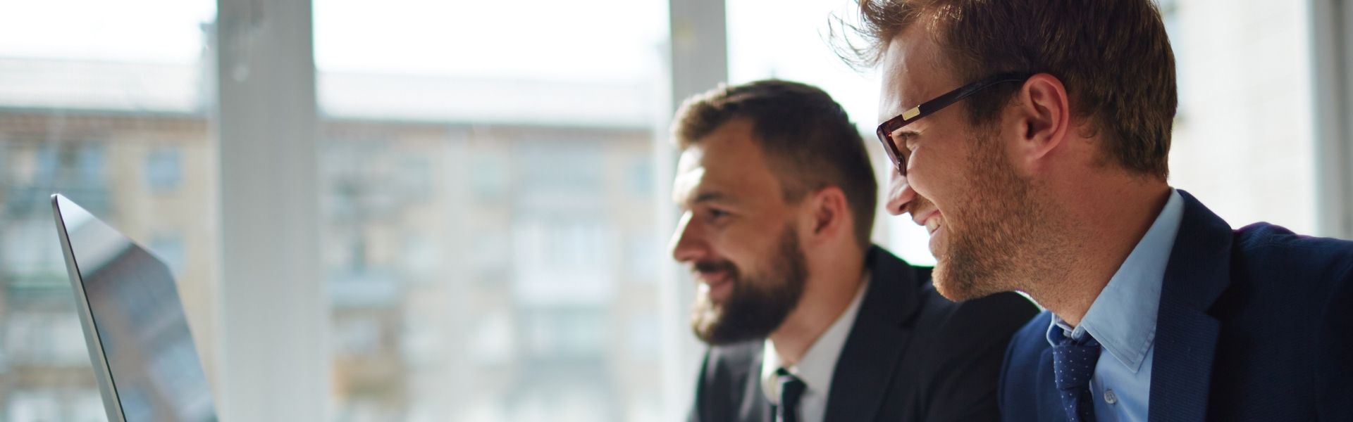 Dois homens sorrindo