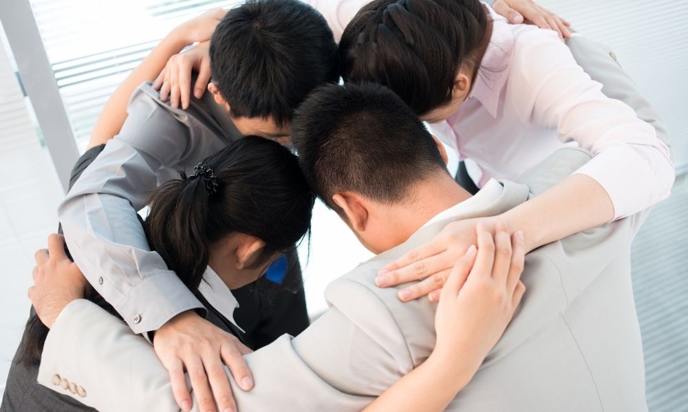 O poder dos rituais corporativos: da reunião de abertura ao encerramento semanal