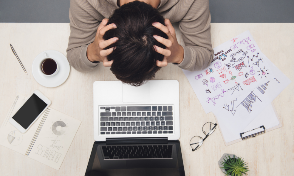 Efeito borboleta corporativo: como a sobrecarga de trabalho custa os seus maiores talentos